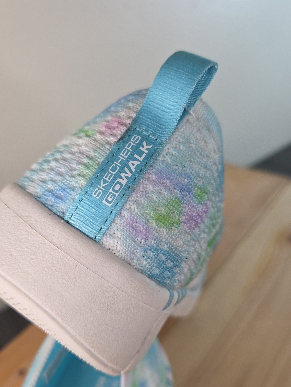 Skechers sz8 GO WALK AIR COOLED GOGA MAT Shoes  Pastel Colors.EUC - Picture 10 of 16